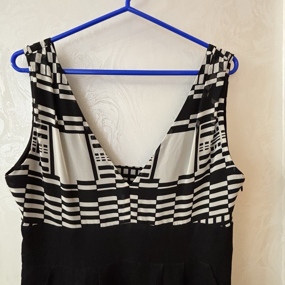 BCBG Mini Dress Size 12 Black Cream Geometric  Sleeveless Pockets V-neck EUC